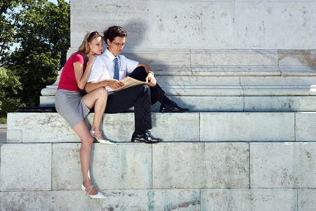 在广场上休息的商务情侣图片