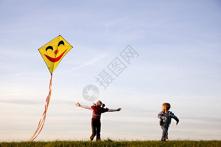 男孩和女孩放风筝高清图片
