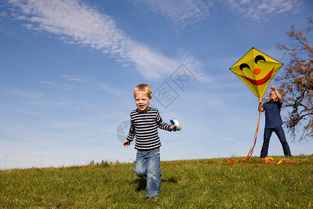 男孩和父亲开始放风筝图片