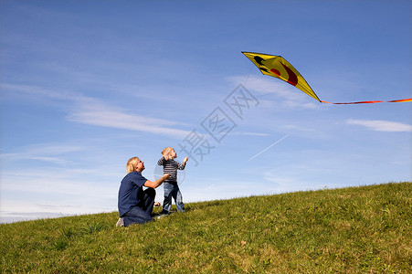 男孩和父亲放风筝图片