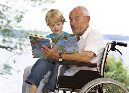 爷爷陪孙子看书图片
