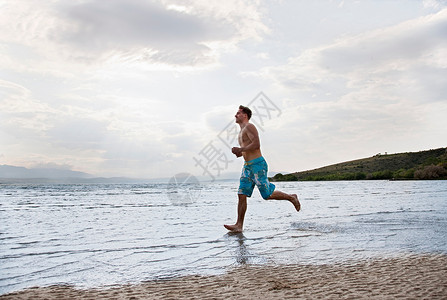 在海滩上跑步的男人图片
