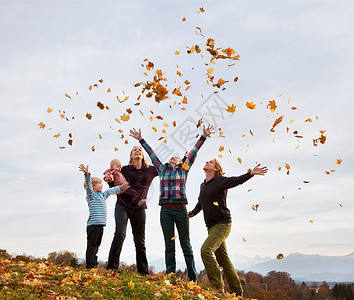 一家人把秋叶抛向空中图片