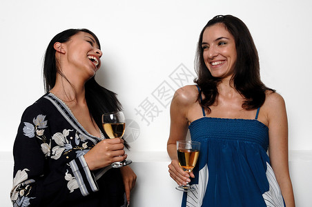两个女人喝酒图片