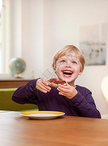 男孩吃面包卷背景图片