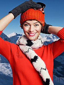 在雪地里穿着冬装的女人图片
