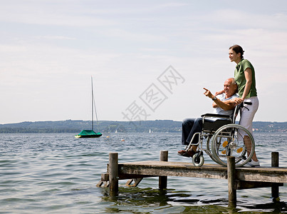 坐轮椅的女人和老人图片