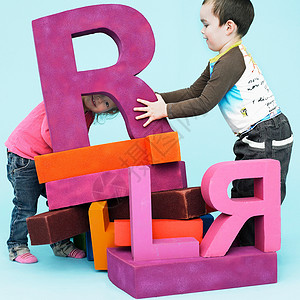 幼儿玩超大字母图片