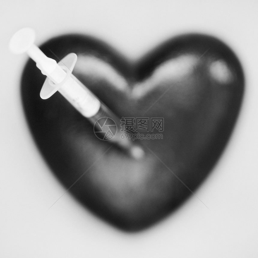 塑料心脏注射器的特写镜头图片