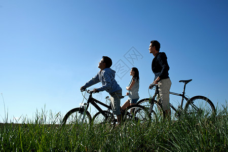 骑自行车的家庭高清图片