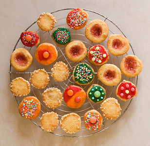 色彩鲜艳的圆形圣诞饼干背景图片