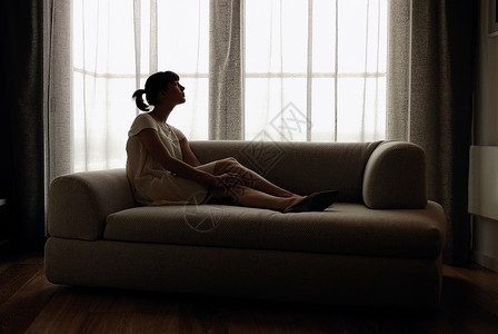 一个沙发女人躺在沙发上背景