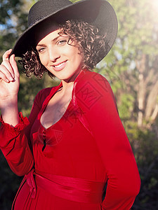 戴太阳帽的红衣女人图片