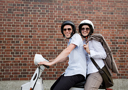 踏板车上的情侣背景图片
