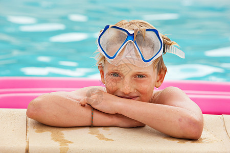 游泳池戴面具的男孩图片