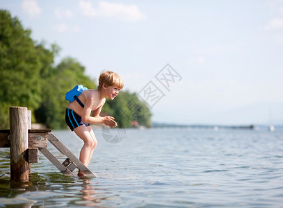 男孩准备跳入水中图片