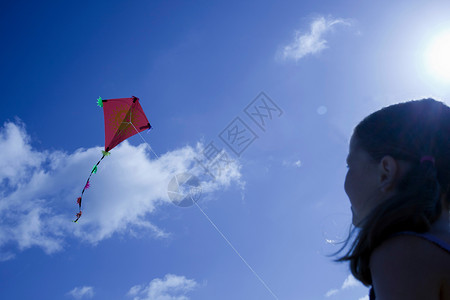 玩风筝的小女孩图片