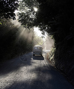 汽车在乡村道路上行驶图片