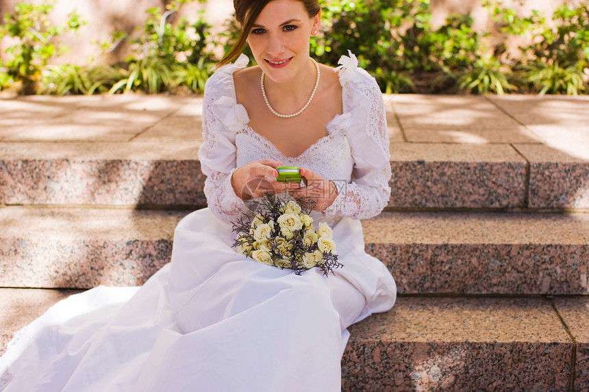 婚前带手机的新娘图片
