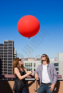 屋顶上的朋友带着红色气球图片