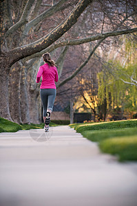 在公园跑步的女人图片
