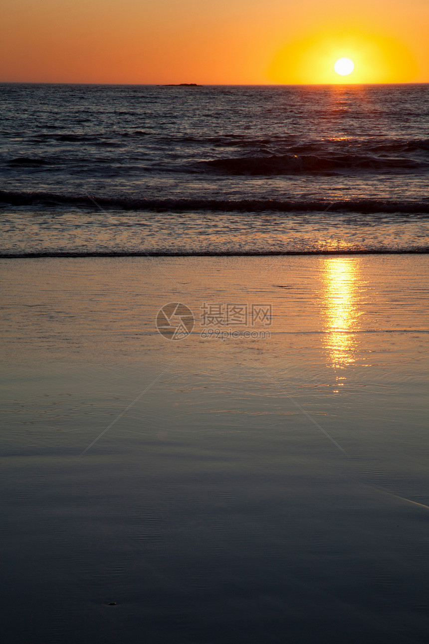 海滩上的落日图片