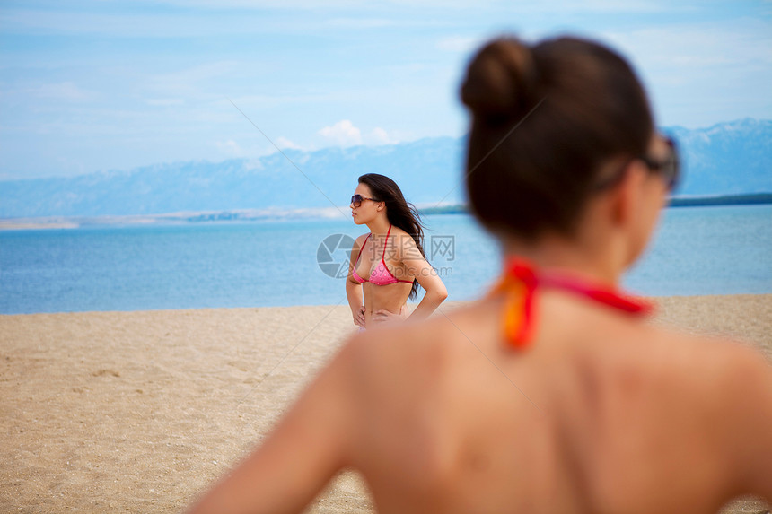 海滩上的女人图片