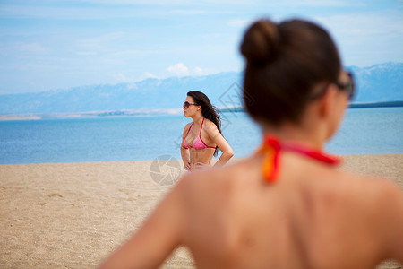 海滩上的女人图片