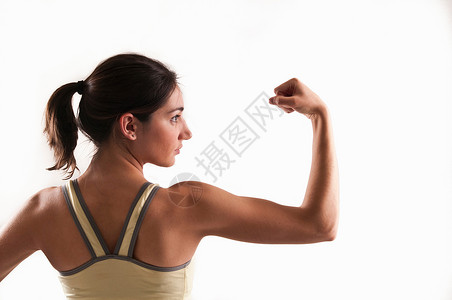 女人伸展她的肌肉图片