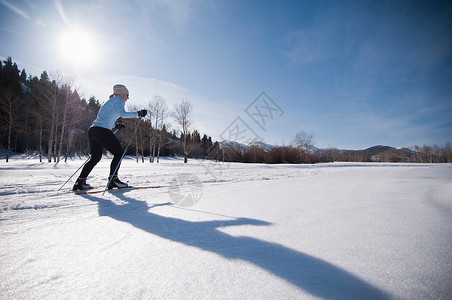 雪地越野滑雪运动员图片