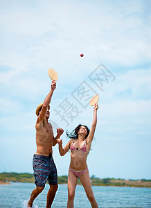 夫妻俩在海滩上玩沙滩球图片
