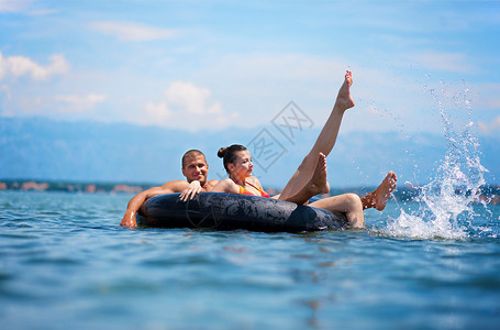 在海滩游泳的夫妇图片