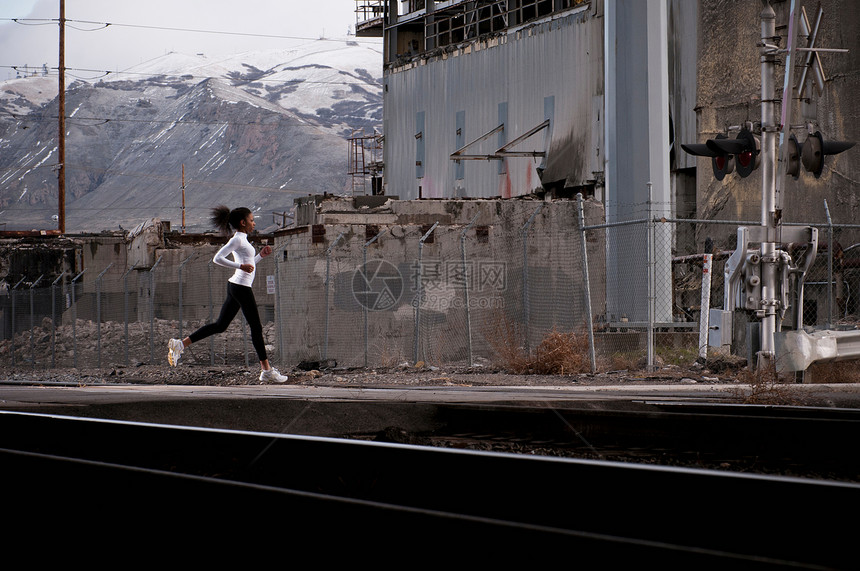 在工业城大街上跑步的女人图片