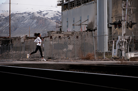 在工业城大街上跑步的女人背景图片