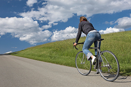 在农村骑自行车的女人图片