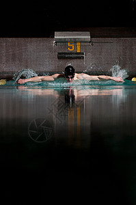 游泳运动员在游泳池里练习蛙泳高清图片