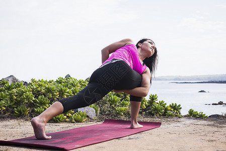 美国夏威夷毛伊岛Hawea Point海滩练习瑜伽姿势的女性图片