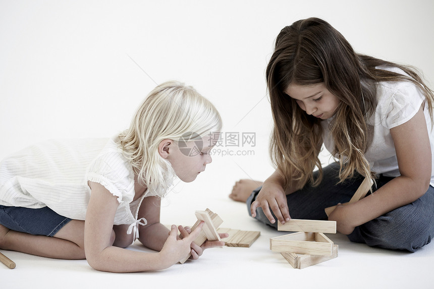 玩积木的年轻女孩图片