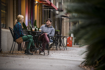 在美国佐治亚州萨凡纳的人行道咖啡馆喝咖啡的夫妇高清图片