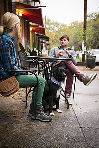 在美国佐治亚州萨凡纳的人行道咖啡馆喝咖啡高清图片