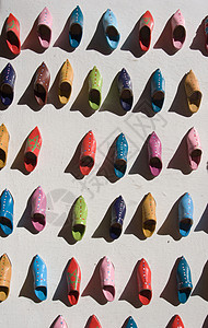 色彩鲜艳的木屐鞋图片