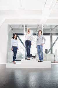 三个女人站在办公室的讲台上图片