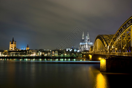 桥和城市景观在夜间亮起图片