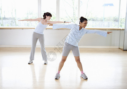 妇女在健身房锻炼图片