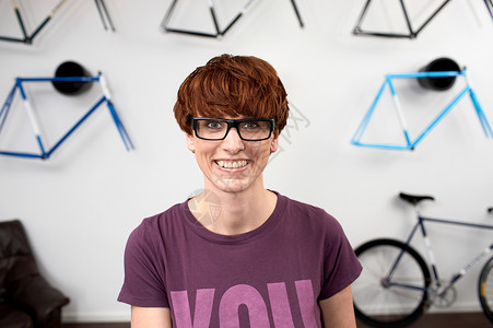 自行车店戴眼镜的女人图片