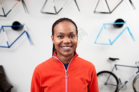 自行车店戴眼镜的女人的肖像图片