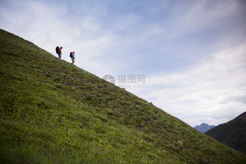 一对夫妇在山上徒步旅行图片