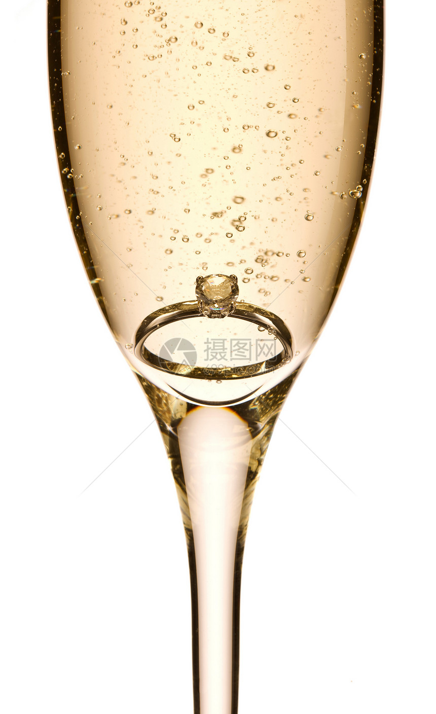 香槟杯中的订婚戒指图片