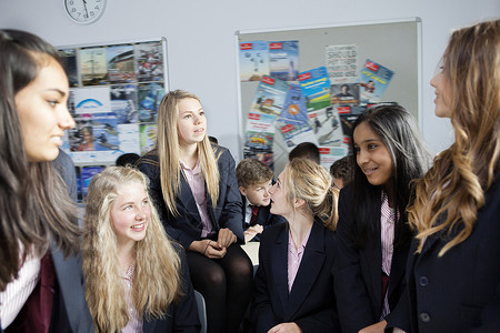 13至14岁在课堂上学习思想的女学生背景