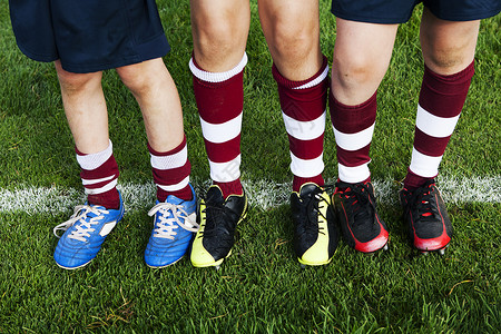 三名男生橄榄球运动员的腿和脚图片